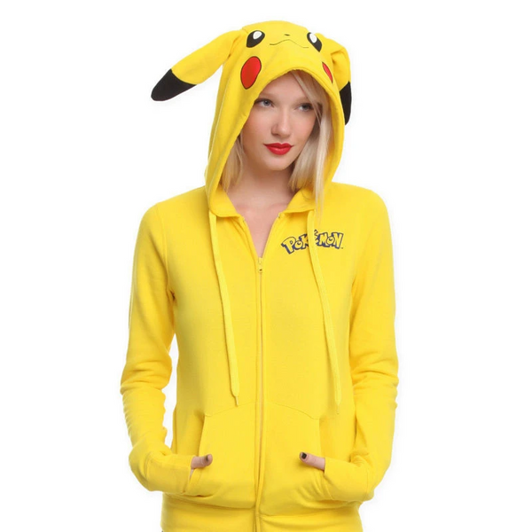 Pull Pikachu avec capuche agrémentée par les oreilles du Pokémon