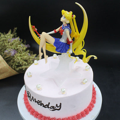 Figurine Sailor Moon assise sur la lune