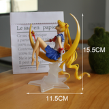 Figurine Sailor Moon assise sur la lune